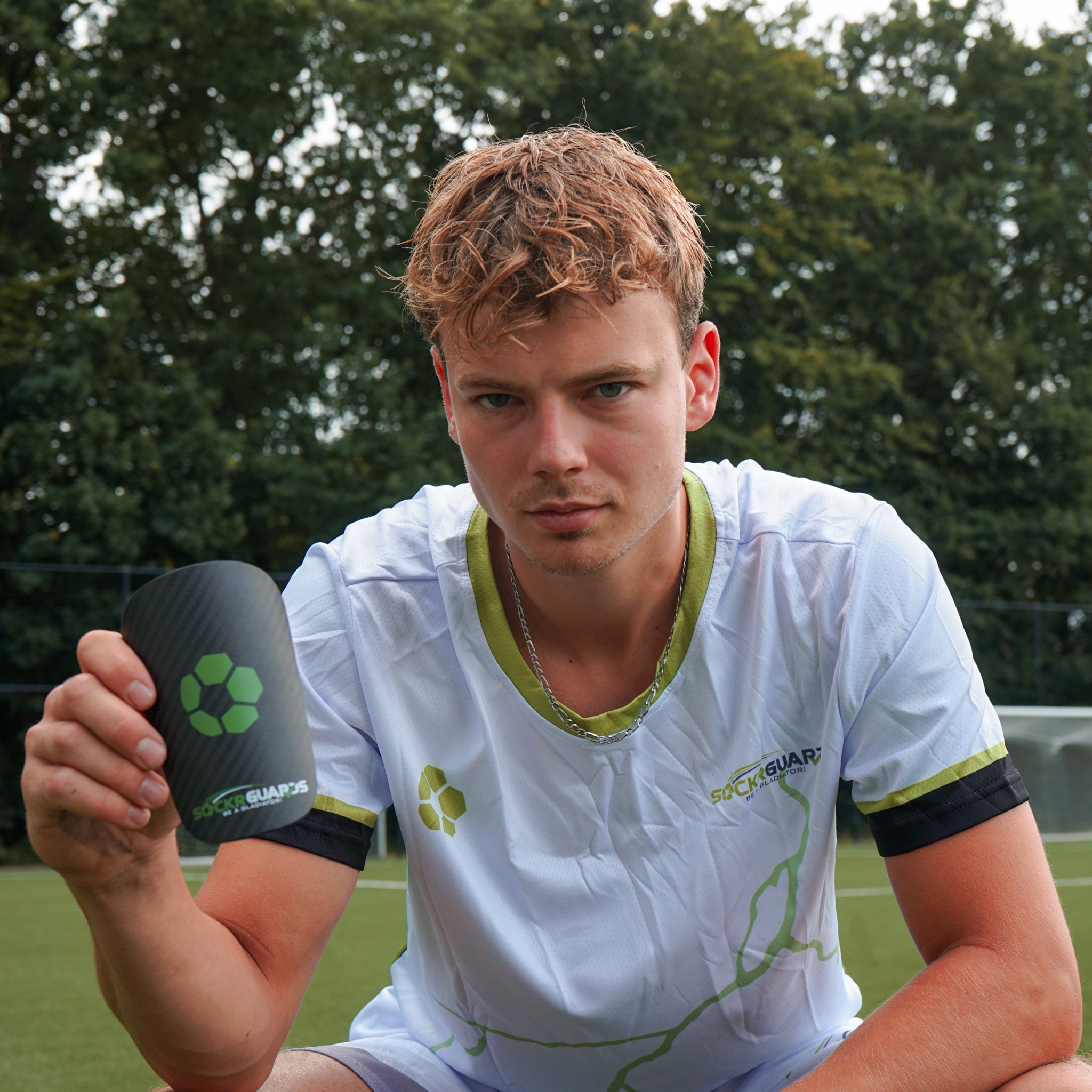 Voetballer met Sockr Guards tijdens training