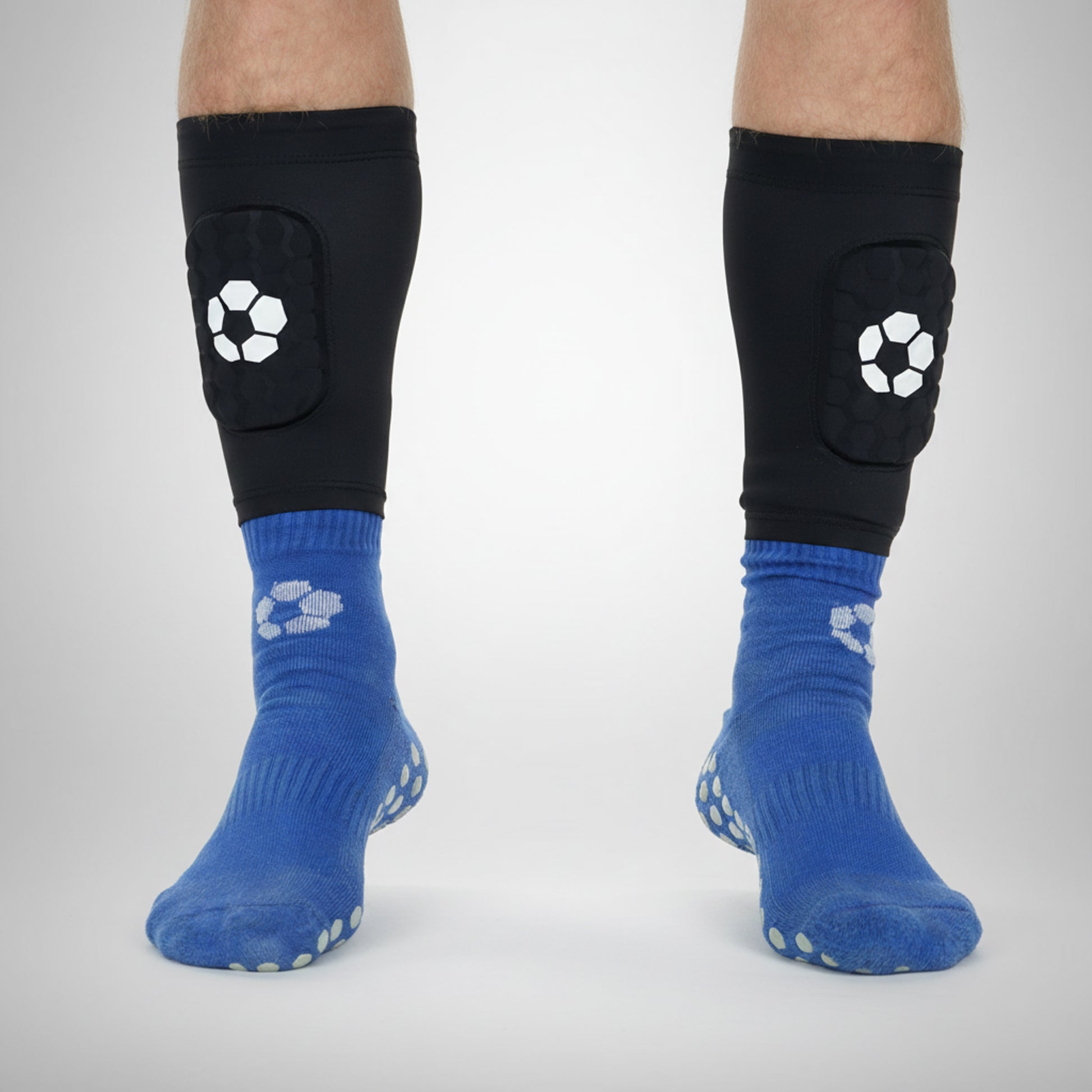 voetballer draagt sokken met ingebouwde scheenbeschermers