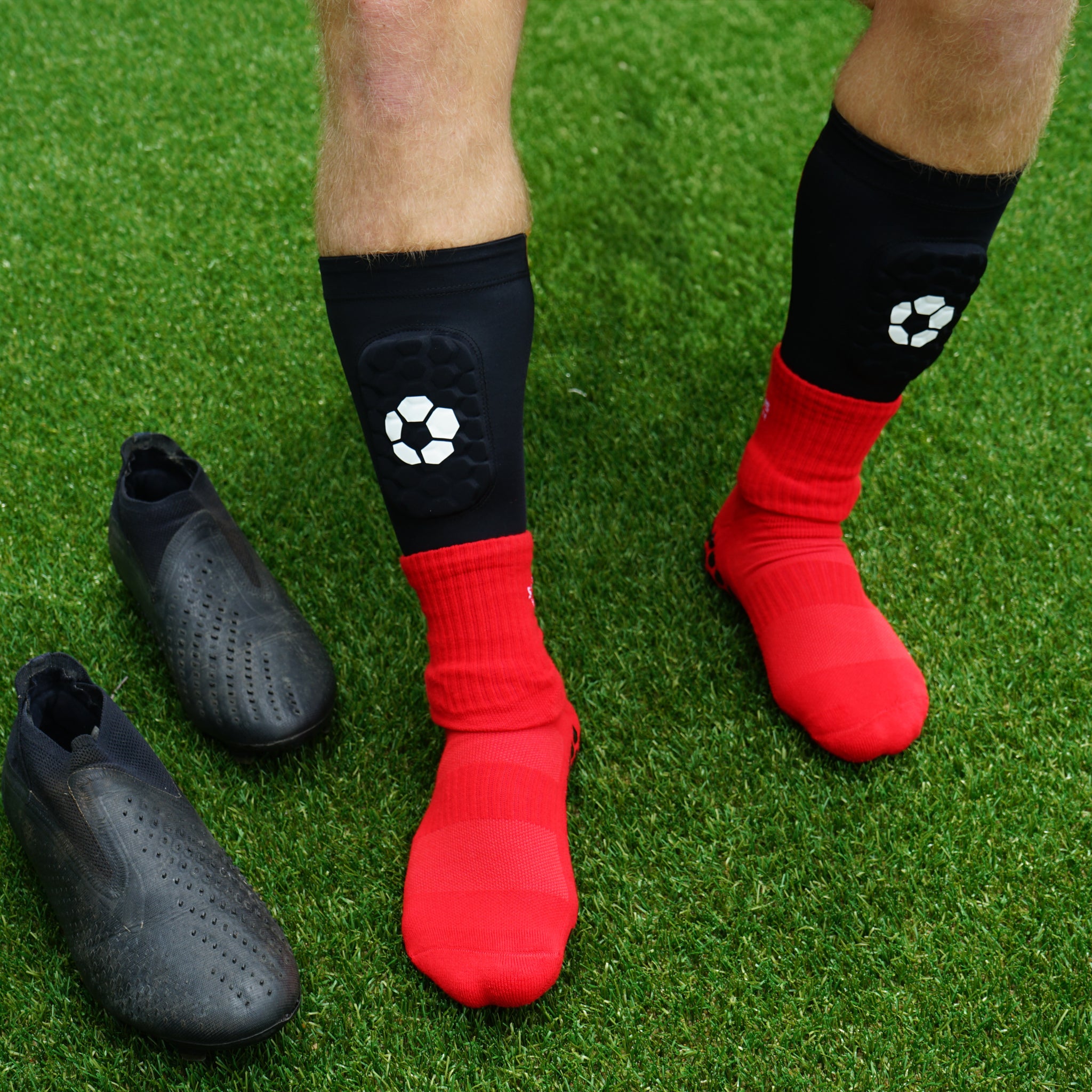 voetballer met sockrguards tijdens training