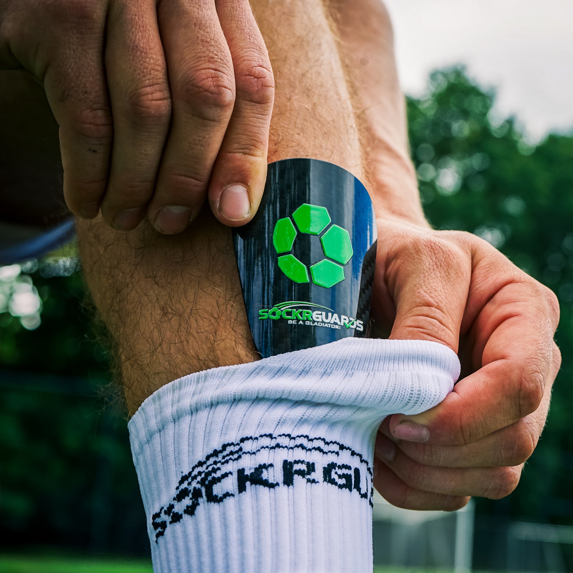 voetballer met Sockrguards carbon scheenbescherm