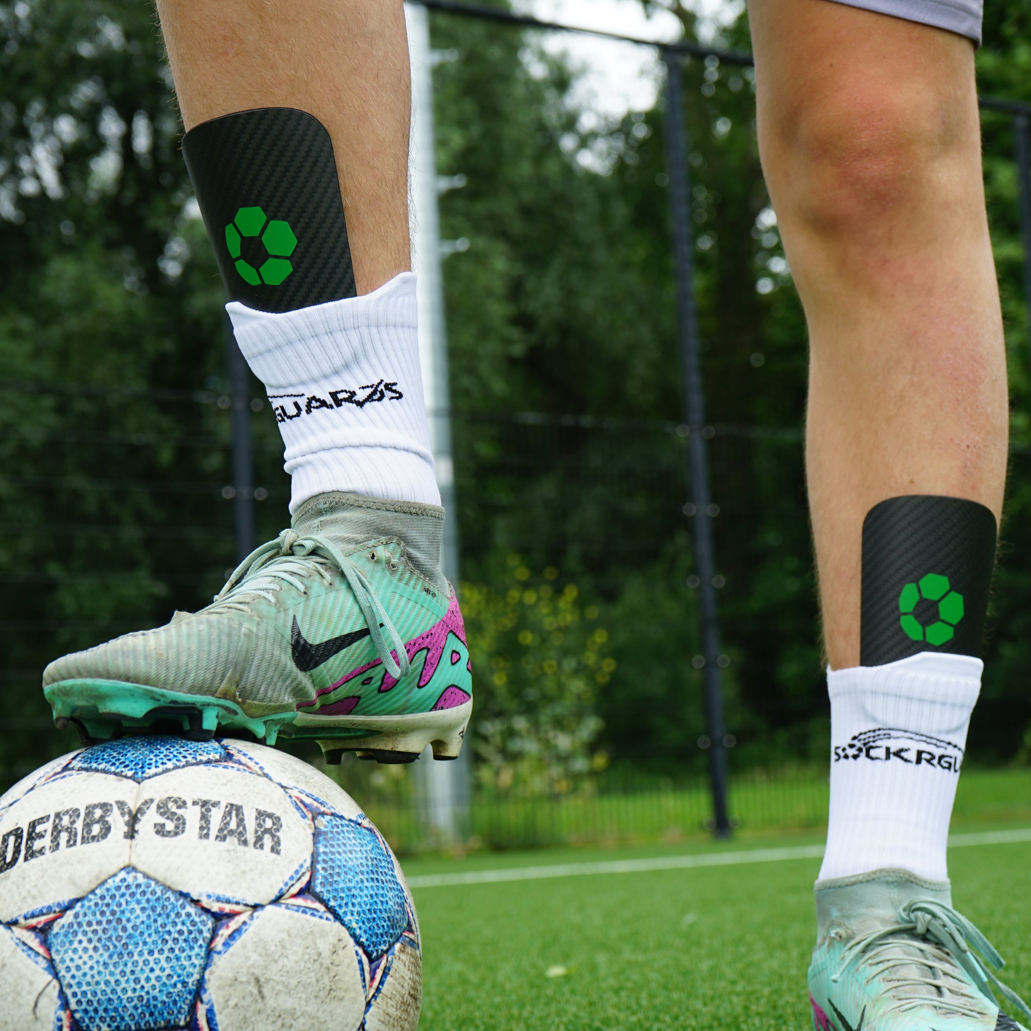 Voetballer met SockrGuards carbon scheenbeschermers