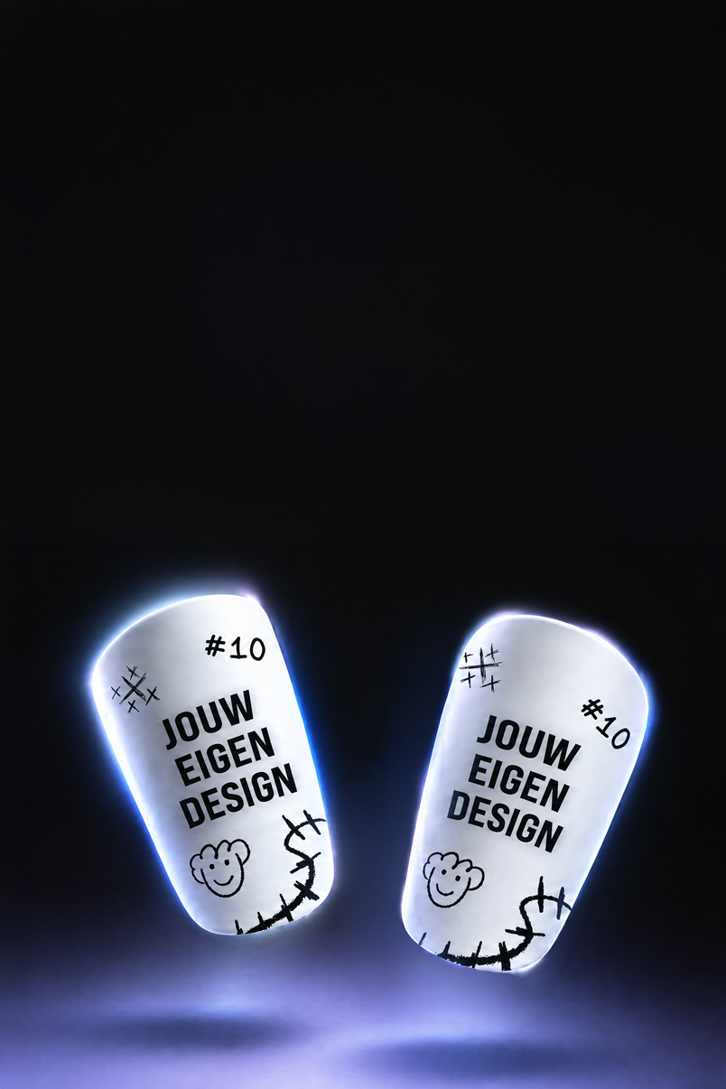 Witte scheenbeschermers met een eigen tekening