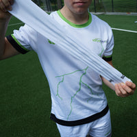 Voetballer rekt een witte voetbalsok zonder voet uit